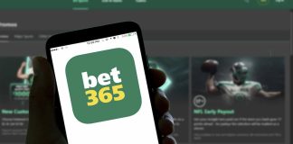 bet365 divulga ranking de jogos em março no Brasil Celular e computador mostrando o aplicativo da bet365.