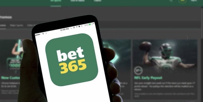 bet365 Celular e computador mostrando o aplicativo da bet365.