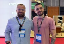 Felipe Nadalini e Rafael Alessi, Optimove: operação no Brasil, gamificação, Copa do Mundo e IA Felipe Nadalini e Rafael Alessi, da Optimove, em frente ao estande da empresa no SBC Summit Rio 2026