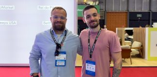 Felipe Nadalini e Rafael Alessi, Optimove: operação no Brasil, gamificação, Copa do Mundo e IA Felipe Nadalini e Rafael Alessi, da Optimove, em frente ao estande da empresa no SBC Summit Rio 2026