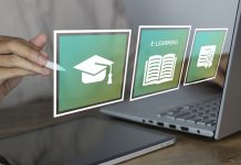 Ícones de estudo online e certificado projetados em frente à tela do computador e tablet