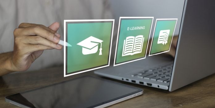 spa-e-senacon-lancam-curso-para-apostadores Ícones de estudo online e certificado projetados em frente à tela do computador e tablet