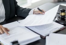 Betlaw participa de painel sobre apostas no São Paulo Innovation Week Advogado analisando papéis.