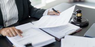 Advogado analisando papéis.