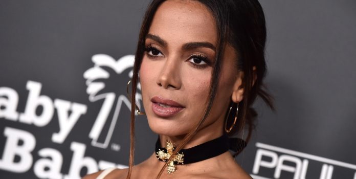Anitta-posiciona-se-sobre-apostas-online-em-serie-de-stories- Anitta no Baby2Baby Annual Gala, em Los Angeles, em 2022