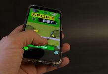 Uma pessoa usando o celular para fazer apostas esportivas.