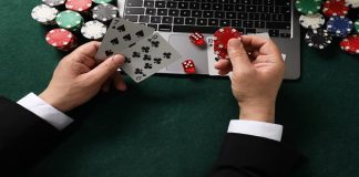 Daniel Fortune detalha projeto de enfrentamento ao jogo problemático Homem segurando cartas e fichas em frente de um laptop.
