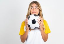 IBFF e Betano lançam IBFF Academy, plataforma de educação gratuita focada no futebol feminino brasileiro Uma mulher segurando uma bola de futebol em fundo branco