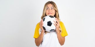 IBFF e Betano lançam IBFF Academy, plataforma de educação gratuita focada no futebol feminino brasileiro Uma mulher segurando uma bola de futebol em fundo branco