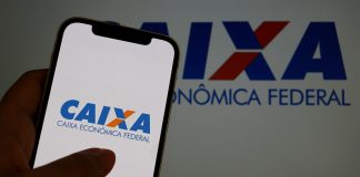 Caixa destinará 40 milhões de reais por ano ao COB Um smartphone com o logo da Caixa Econômica Federal