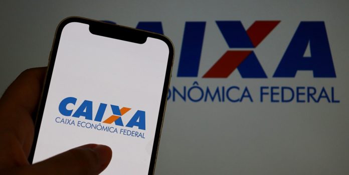 Caixa-destinara-milhoes-de-reais-por-ano-ao-COB Um smartphone com o logo da Caixa Econômica Federal