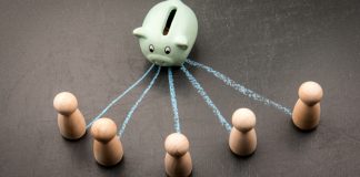 Comissão aprova novas regras para divisão de recursos da Timemania entre clubes Cofre de porco e bonecos de madeira representam a distribuição de recursos financeiros