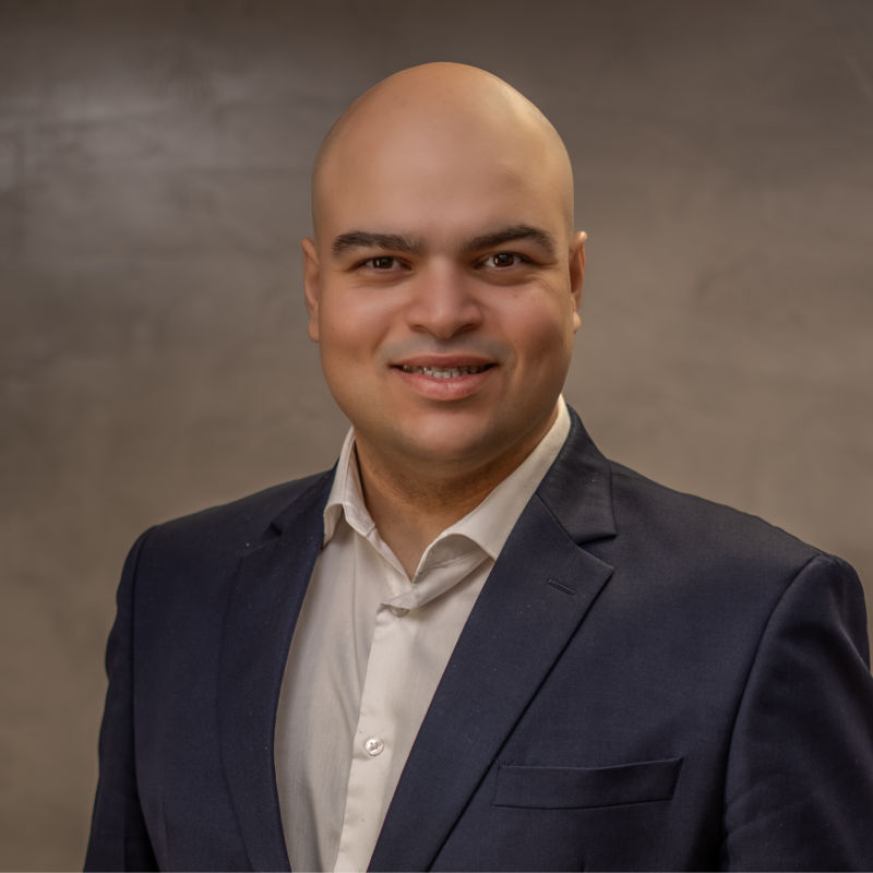 Photo of Fellipe Fraga, a bald man dressed in a suit, speaker at the SBC Summit Americas 2026.