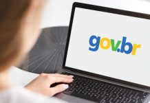 Governo Federal promove campanha digital para reforçar veto a apostas no Novo Desenrola Mulher sentada com notebook no colo acessando o site do governo