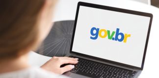 Governo Federal promove campanha digital para reforçar veto a apostas no Novo Desenrola Mulher sentada com notebook no colo acessando o site do governo