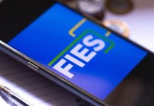 Governo estende restrição temporária de apostas a beneficiários do Desenrola Fies Um celular sobre a mesa com o logo do FIES na tela