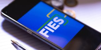 Governo estende restrição temporária de apostas a beneficiários do Desenrola Fies Um celular sobre a mesa com o logo do FIES na tela