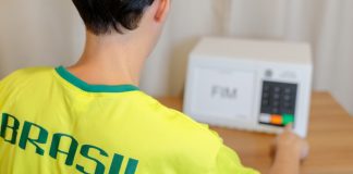 Idea e Meio analisam comportamento de apostadores no Brasil em pesquisa eleitoral Um jovem de costas votando com a camiseta do Brasil