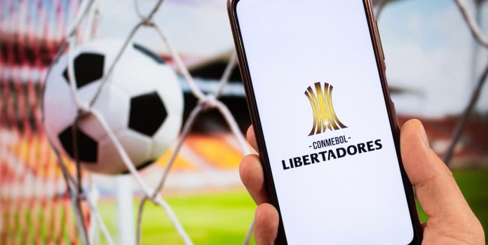Logotipo da Copa Libertadores da América ao lado de uma bola na rede.