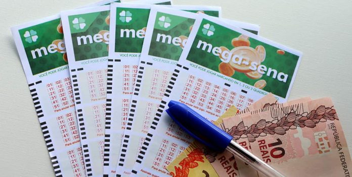 Mega-Sena Jogos de Mega-Sena ao lado de notas de 10 e 20 reais.
