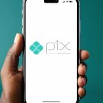 Celular mostrando o Pix, sistema de pagamentos instantâneo do Brasil.