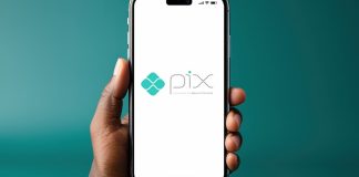 Celular mostrando o Pix, sistema de pagamentos instantâneo do Brasil.