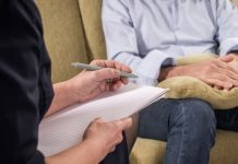 Fiocruz e Ministério da Saúde oferecem curso sobre como tratar pessoas com ludopatia Psicólogo atendendo cliente em uma sessão de psicoterapia.