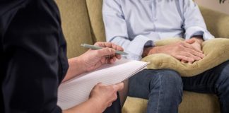 Fiocruz e Ministério da Saúde oferecem curso sobre como tratar pessoas com ludopatia Psicólogo atendendo cliente em uma sessão de psicoterapia.