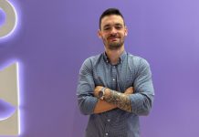 Rafael Alessi, Optimove: gamificação exige personalização para garantir retenção no iGaming Rafael Alessi em frente ao estande da Optimove