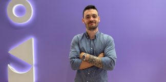 Rafael Alessi, Optimove: gamificação exige personalização para garantir retenção no iGaming Rafael Alessi em frente ao estande da Optimove