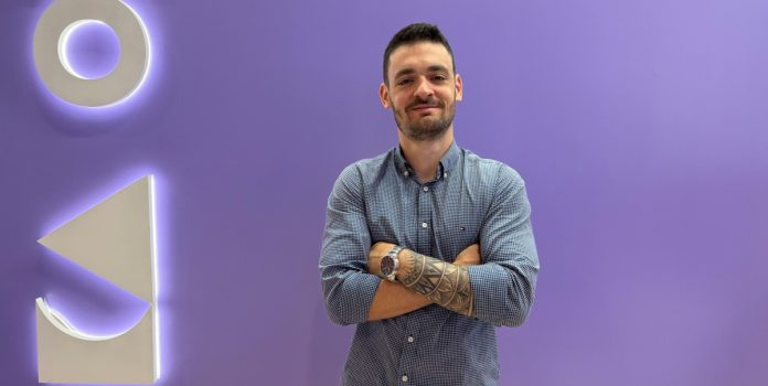 Rafael-Alessi-Optimove_-gamificacao-exige-personalizacao-para-garantir-retencao-no-iGaming Rafael Alessi em frente ao estande da Optimove