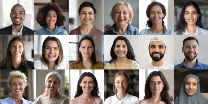 Pessoas sorridentes posando para uma foto