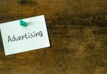 SPA aponta possível inconstitucionalidade em lei do RS sobre publicidade de apostas Um pedaço de papel com a palavra "advertising"