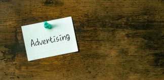 SPA aponta possível inconstitucionalidade em lei do RS sobre publicidade de apostas Um pedaço de papel com a palavra "advertising"