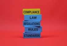 SPA inclui beneficiários do Desenrola 2.0 na lista de impedidos de apostar e determina regras para operadores Blocos empilhados sobre conformidade regulatória, lei, regulação, regras e padrões com fundo vermelho