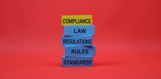 SPA inclui beneficiários do Desenrola 2.0 na lista de impedidos de apostar e determina regras para operadores Blocos empilhados sobre conformidade regulatória, lei, regulação, regras e padrões com fundo vermelho