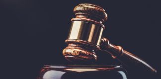 TJ-GO julga improcedente ação de apostador contra Novibet Malhete de madeira sobre a mesa, com fundo escuro