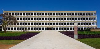 TCU recomenda estrutura permanente para combater apostas ilegais no Brasil Foto do prédio do Tribunal de Contas da União (TCU) em Brasília.