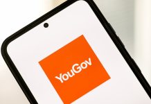 YouGov: apostadores brasileiros têm perfil multitela e multiesportivo Celular abrindo aplicativo da YouGov.