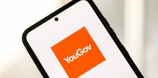 YouGov: apostadores brasileiros têm perfil multitela e multiesportivo Celular abrindo aplicativo da YouGov.