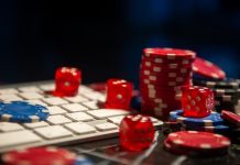 Fichas de aposta e dados ao lado de um teclado, simbolizando iGaming.