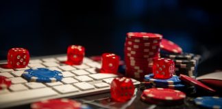 SBC Summit Americas 2026: Fellipe Fraga, CBO da Stellar Gaming, analisa transformação do iGaming Fichas de aposta e dados ao lado de um teclado, simbolizando iGaming.
