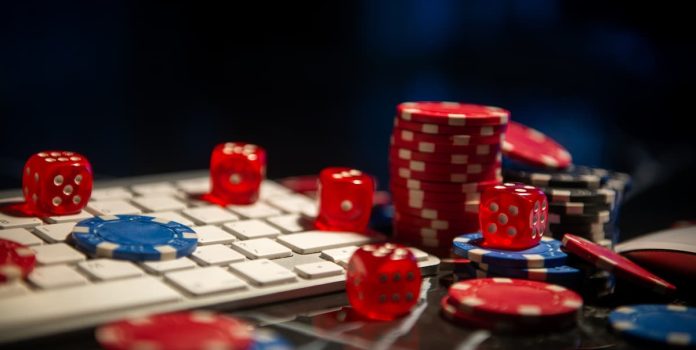 iGaming Fichas de aposta e dados ao lado de um teclado, simbolizando iGaming.
