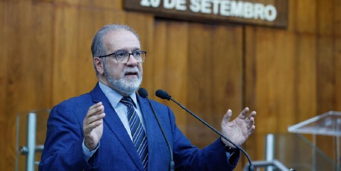 ALRS-aprova-PL-que-institui-programa-de-combate-a-ludopatia- O deputado estadual Gustavo Victorino (Republicanos) em sessão plenária na ALRS