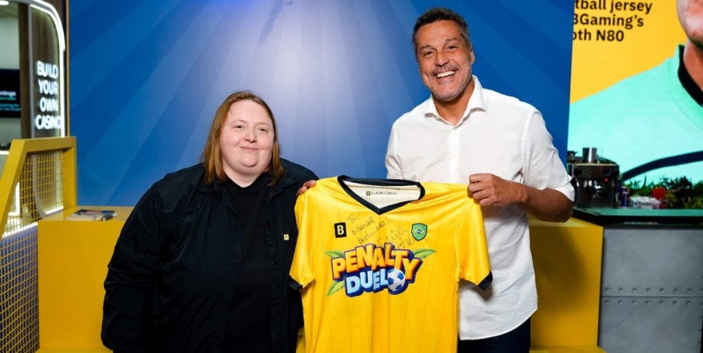 Foto de Júlio César, ex-goleiro da Seleção Brasieira, ao lado de Kate Puteiko, CMO da BGaming.