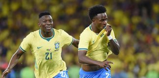 Vini Jr e Luiz Henrique comemoram gol da Seleção Brasileira.