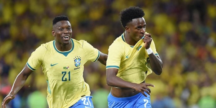 Vini Jr e Luiz Henrique comemoram gol da Seleção Brasileira.
