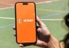 Betano assume patrocínio máster do Festival Na Praia e promove iniciativas jogo responsável Pessoa checando aplicativo da Betano em seu smartphone.