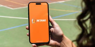 Pessoa checando aplicativo da Betano em seu smartphone.