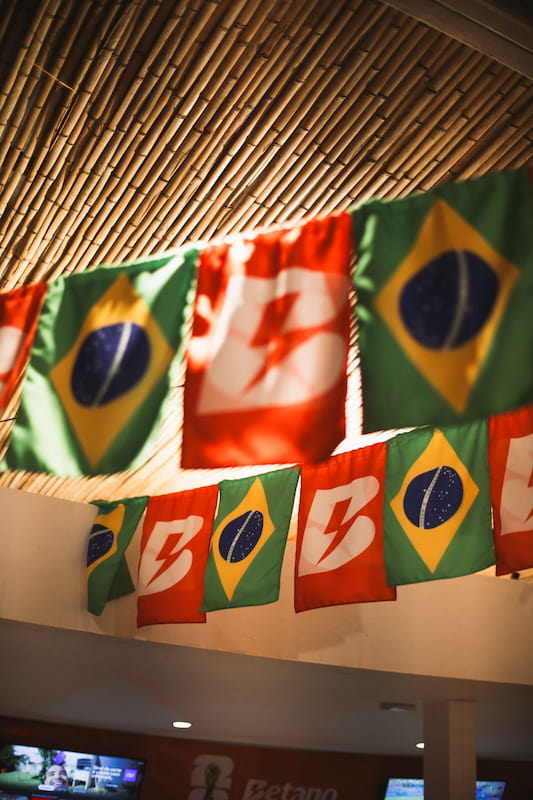Bandeiras do Brasil e da Betano no Festival Na Praia em Brasília.